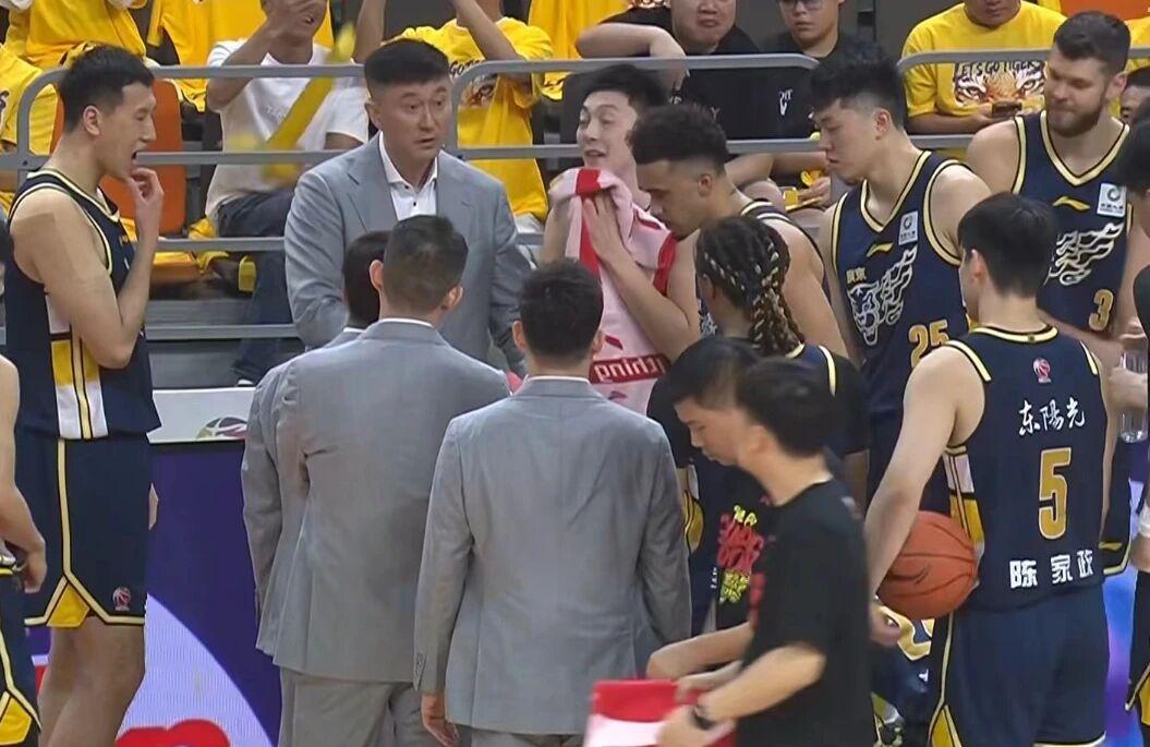 九游娱乐官方网站-广东男篮击败北京，杜锋赛后阴阳对手，球员评分：张皓嘉9.8分！